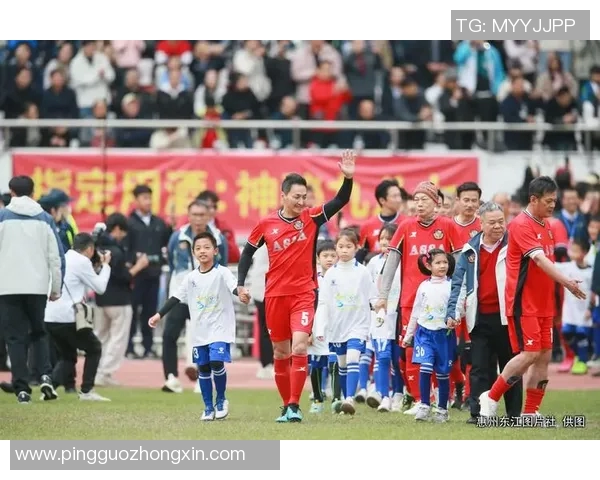 香港足球明星荣获国际大奖瞬间定格展现荣耀与奋斗精神